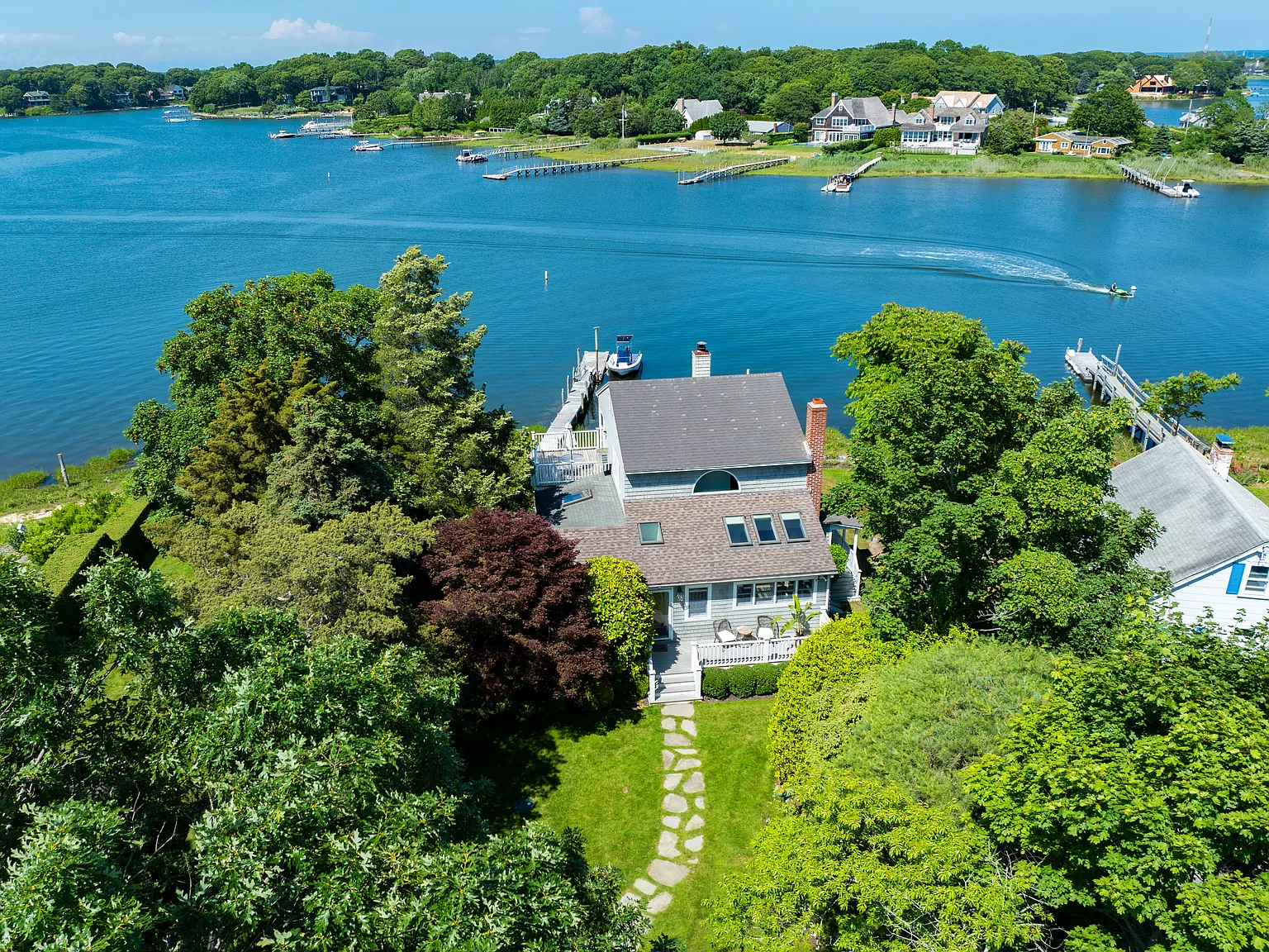 Incredible Private Sag Harbor Waterfront 3 bedroom with dock — Photo 2