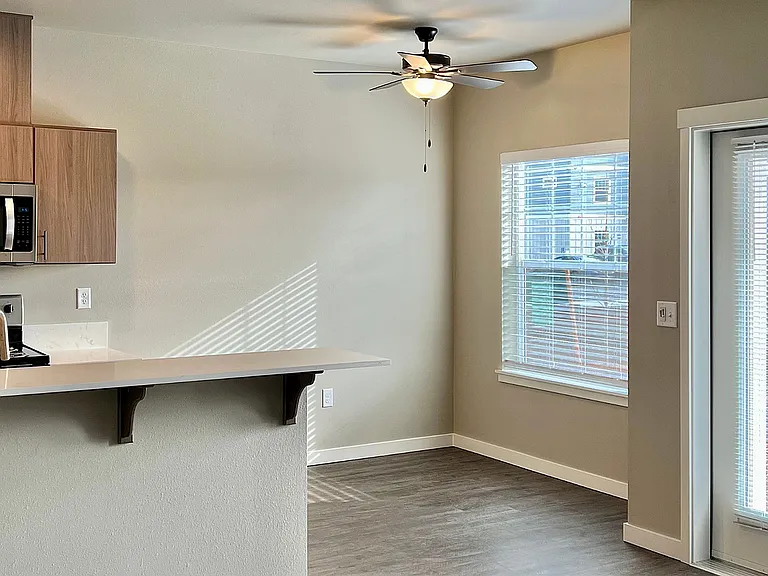 1x1 Kitchen/Dining