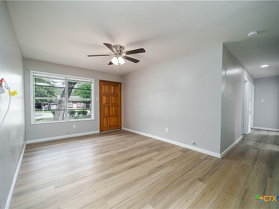 3rd image of 208 Oakdale Dr