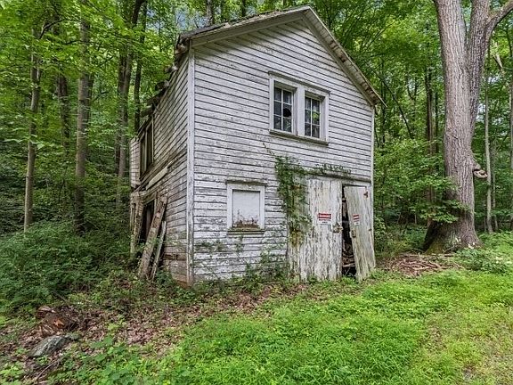 4th image of 00 Sweet Hollow Rd