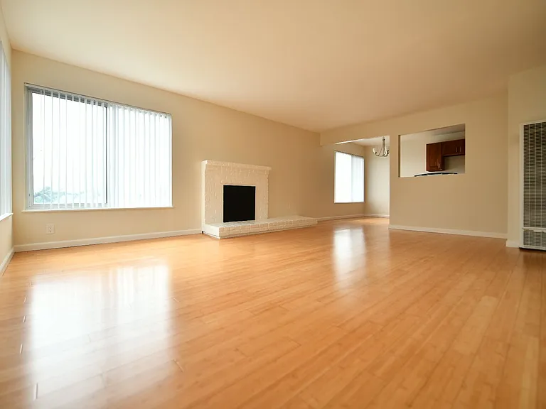 2p008 - Lake View East — Photo 16
