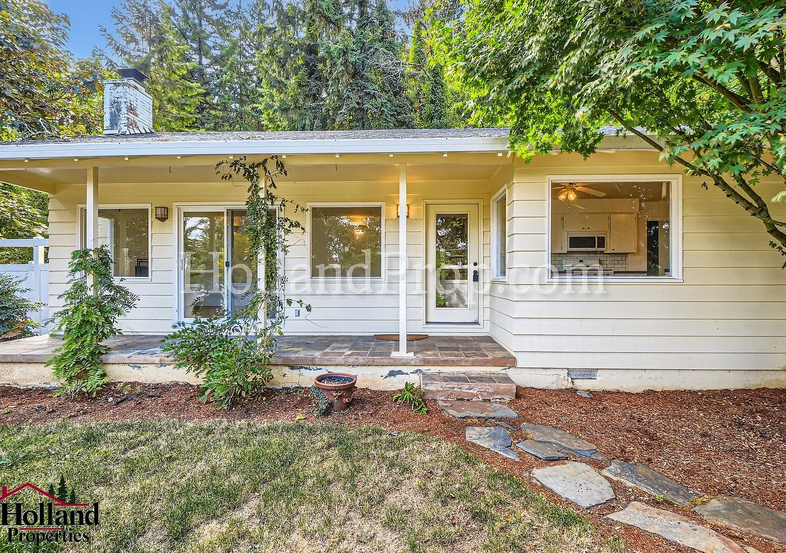 Sunlit West Linn Haven Near Willamette Drive! — Photo 2