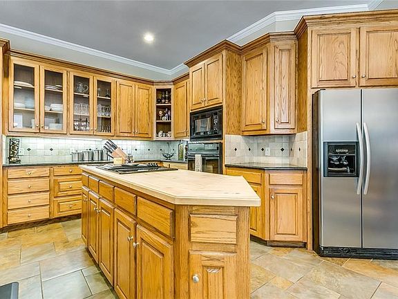 4th image of 2810 Edgewood Ln