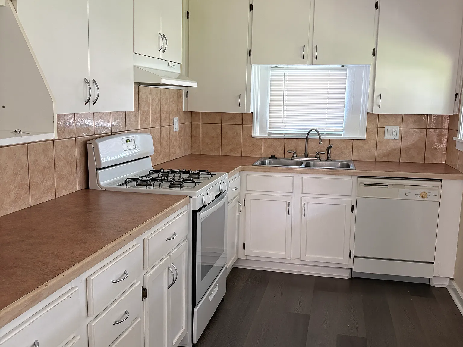 2 bed, 851 sqft, $1,325 — Photo 2