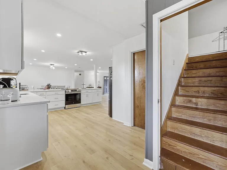 128 Convention Dr — Photo 29