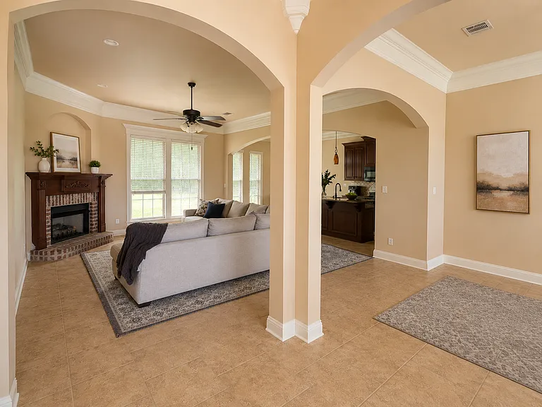 519 Brompton Ln — Photo 2