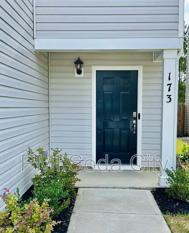 4 bed, 2.5 bath, 2174 sqft, $2,000 — Photo 3