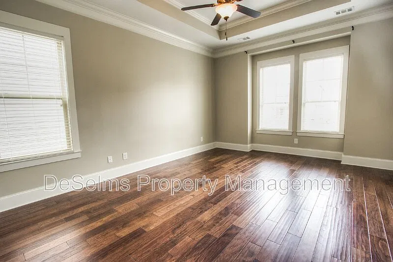 3 bed, 2.0 bath, 2002 sqft, $3,250 — Photo 4