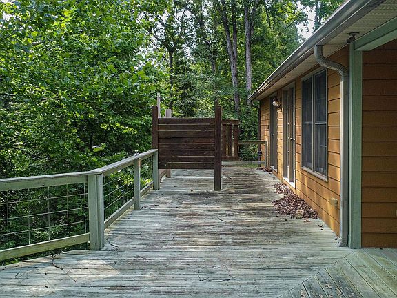 4th image of 190 Wooded Acres Ln