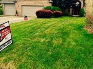 123 Hawthorne Ln, Greenwood, IN