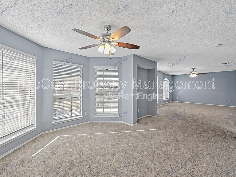 1371 Honeysuckle Ln — Photo 9