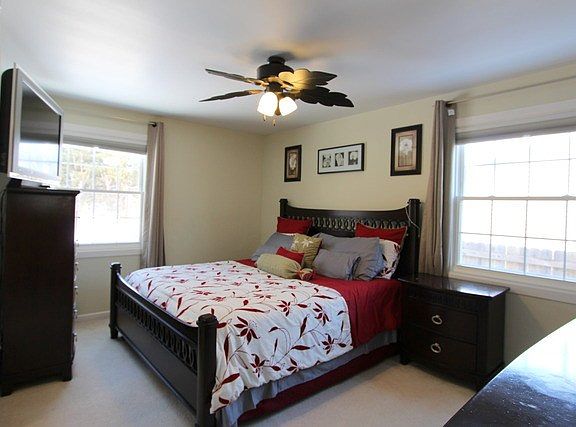 5th image of 582 Dean Dr