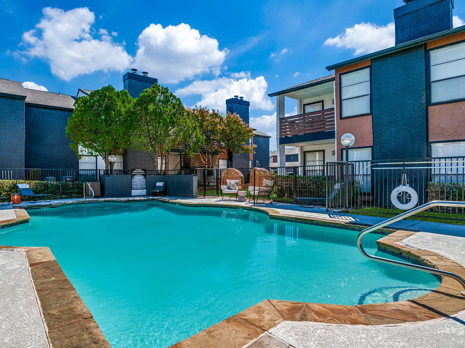 Evaline Apartments — Photo 3