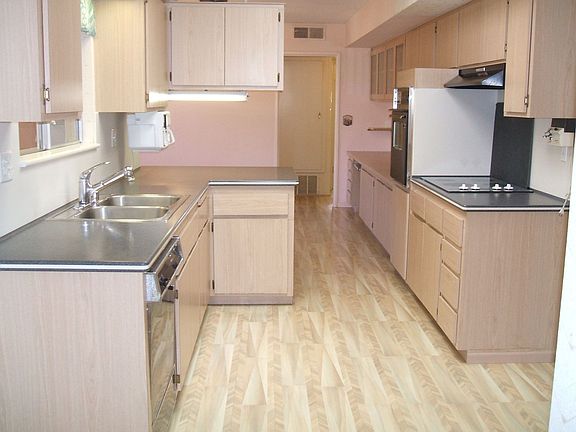 UPGRADED KITCHEN W/PERGO FLOORS