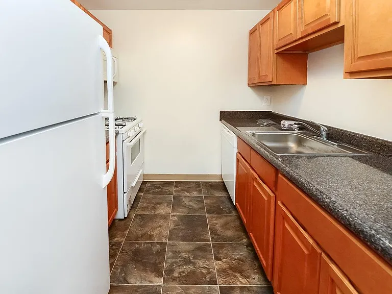 Cranbury Crossing Apartment Homes — Photo 4