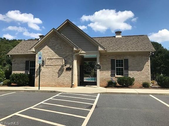 5th image of 142 Cobblestone Walk Dr