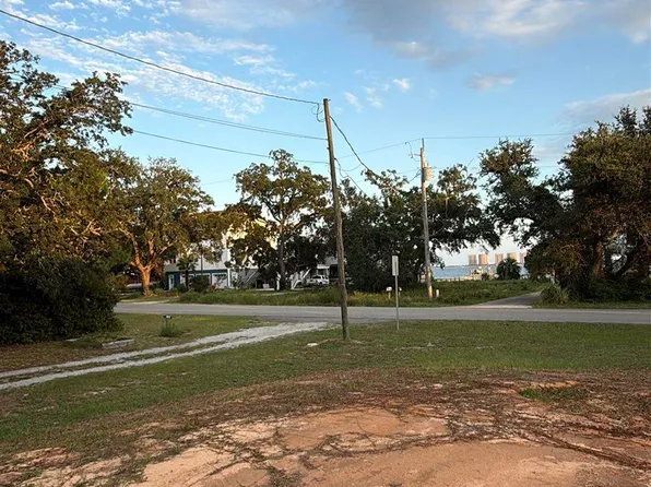 3210 Bay St, Gulf Breeze, FL 32563