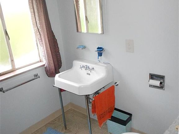 5th image of 10141 Beaconsfield Dr