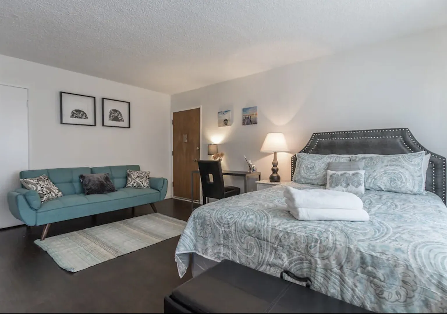 Sunny Studio Apt in Heart of Weho with Parking — Photo 1