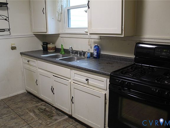 4th image of 3929 E Chatham Dr