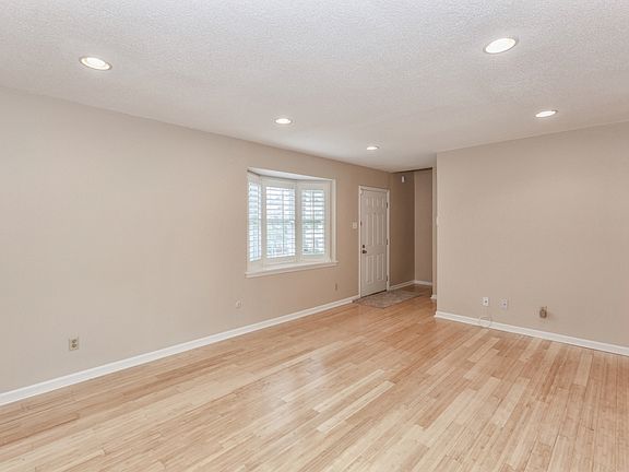 4th image of 9012 W Swan Cir