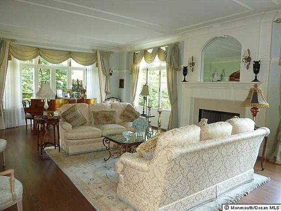 3rd image of 15 Auldwood Ln