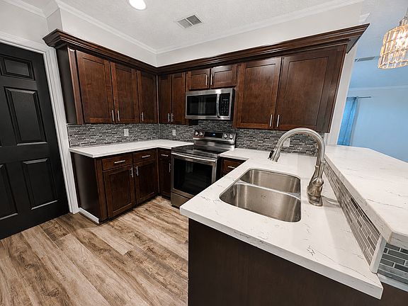 4th image of 207 W Mink St