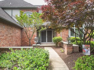 1915 Independence Ct, Rochester Hills, MI 48306