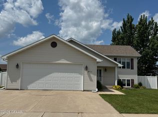 3810 Pendleton Dr, Grand Forks, ND 58201