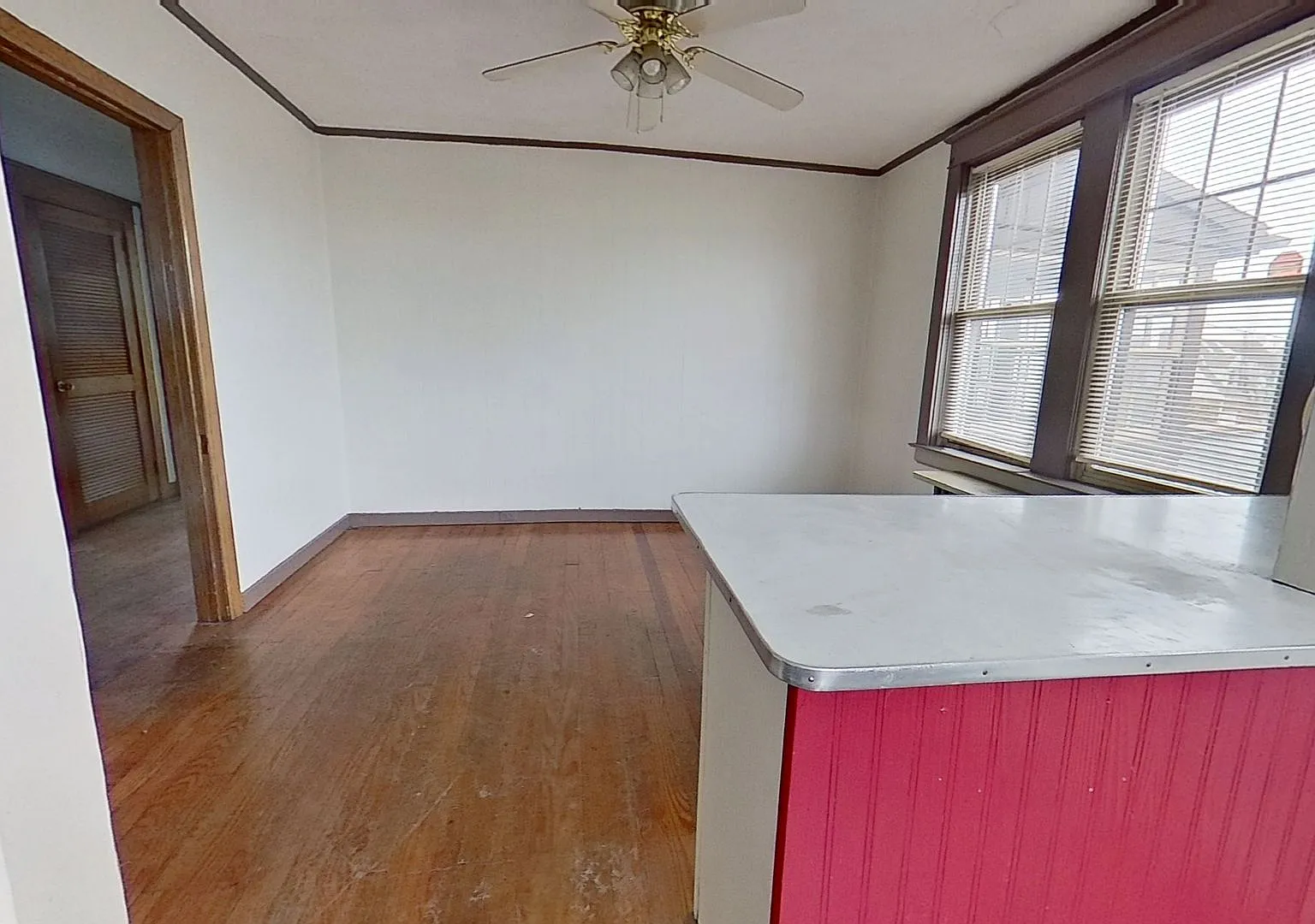 Comfortable 2-Bedroom Second-Floor Apartment — Photo 3