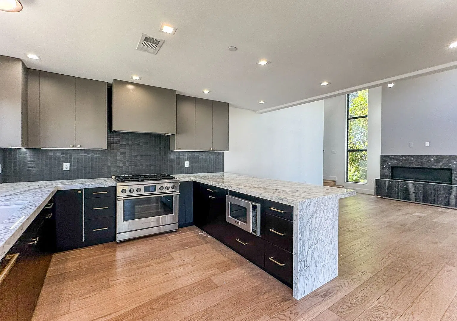 Modern Santa Monica Living | 2 Bedrooms, Loft & Private Rooftop Deck — Photo 2