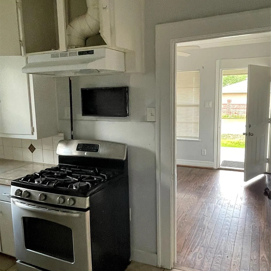 3 bed, 1.0 bath, 810 sqft, $2,500 — Photo 3