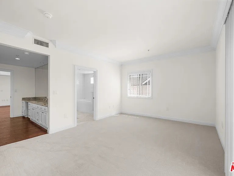 837 Crenshaw Blvd #301 — Photo 37