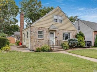 119 Cornwell Ave, Williston Park, NY 11596