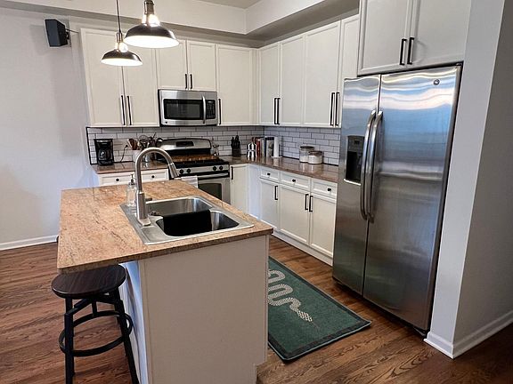 2nd image of 617 N Paulina St #1N