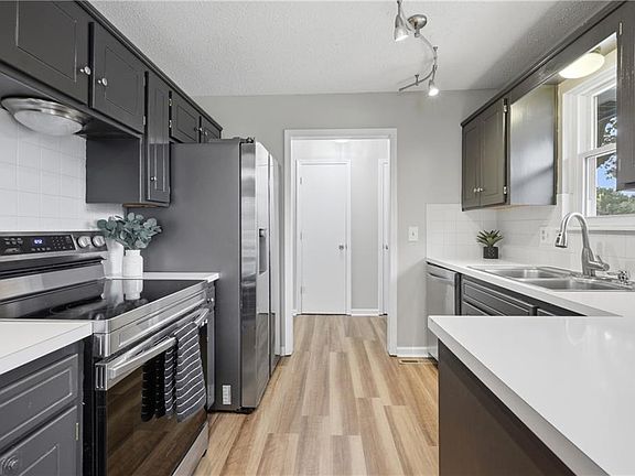 5th image of 528 NE Wood Ct