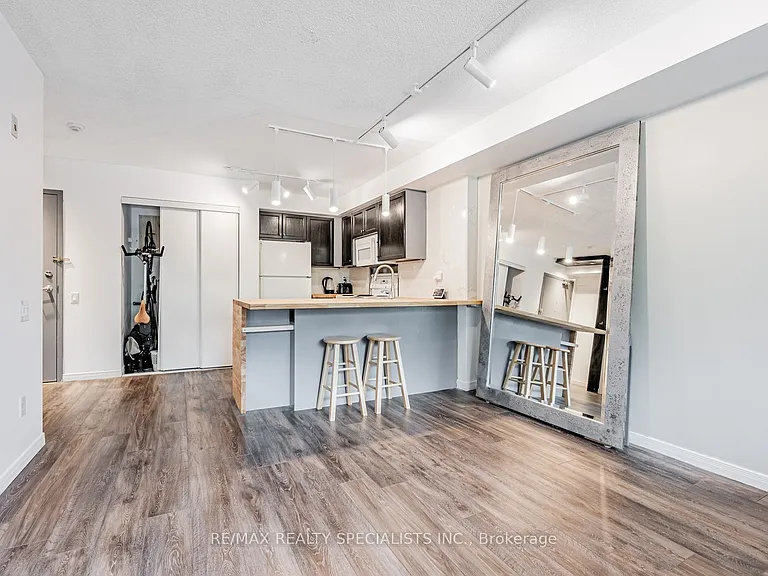 140 Bathurst St #208 — Photo 14