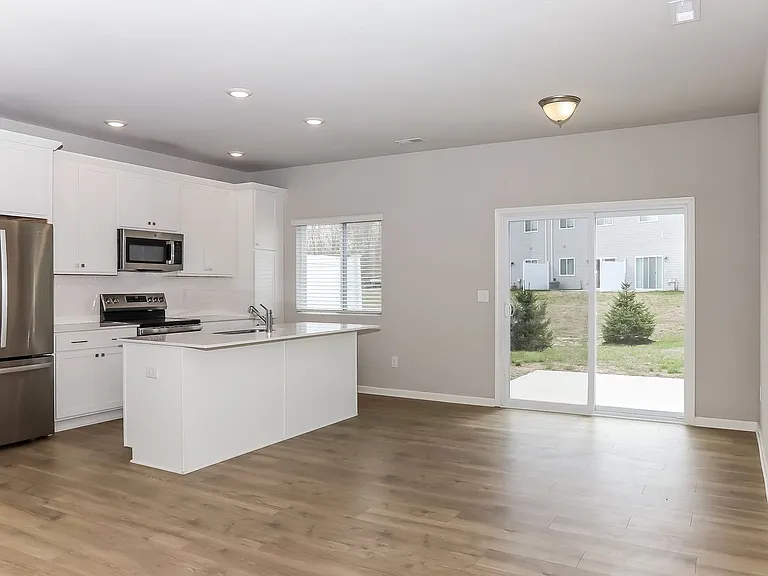 1301 Timber Hollow Ct — Photo 2