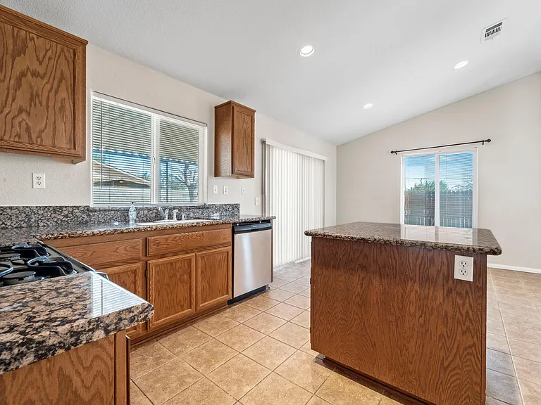 8497 Tamarack Ave — Photo 11