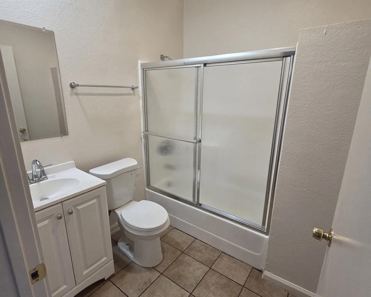 3 bed, 1.5 bath, 910 sqft, $3,150 — Photo 2