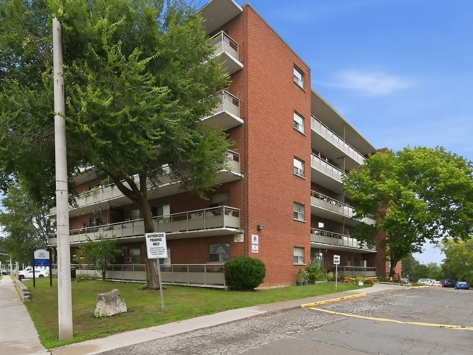 King Manor Apartments — Photo 3