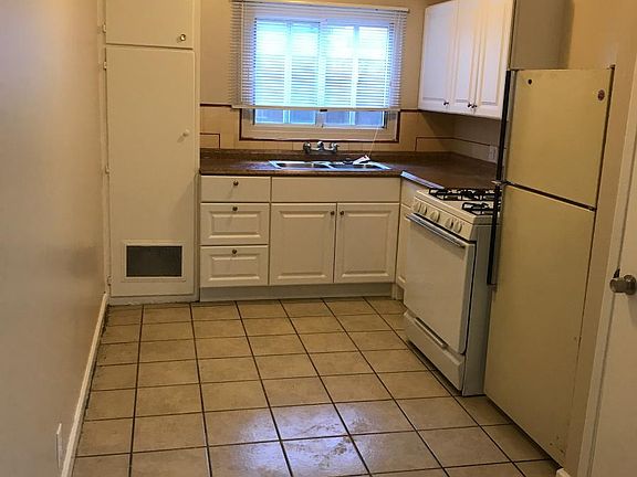 2nd image of 158 Graham Ave APT 2