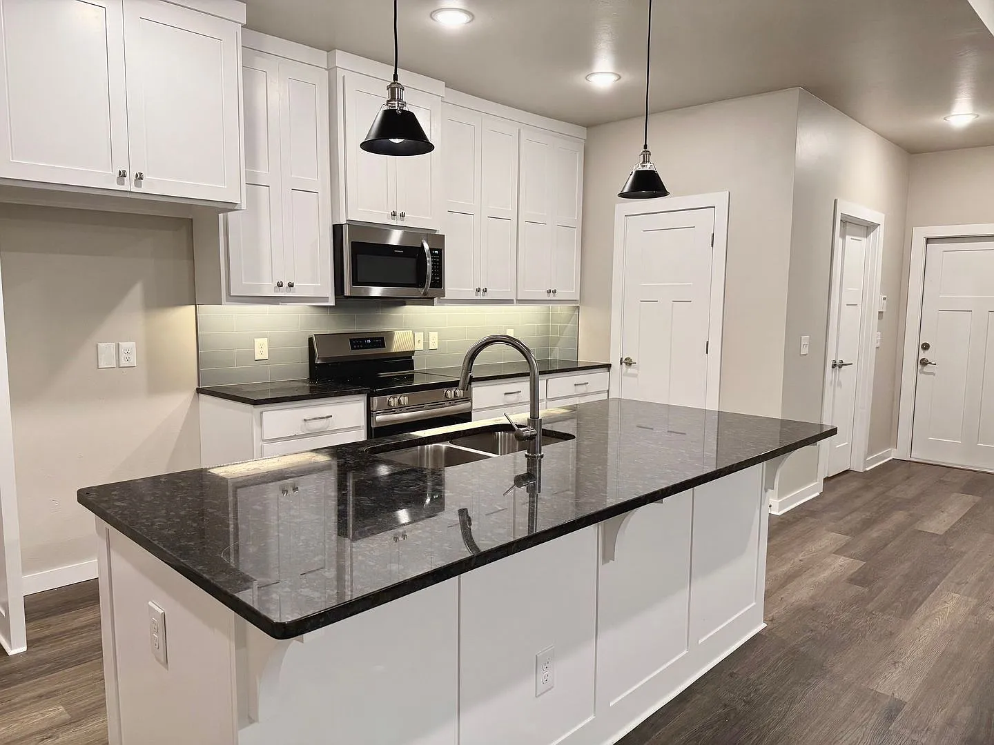 Large 2 Bed, 2 Bath in Beautifully Well-Maintained Neighborhood — Photo 3