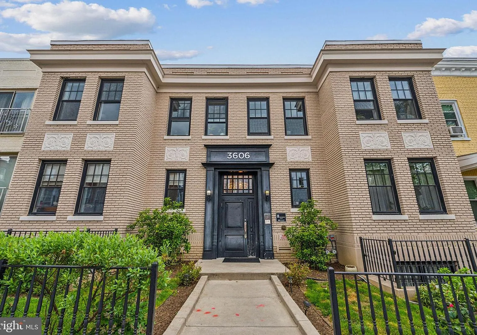 Top Floor Updated One Bedroom W/Sleek Appliances, Washer/Dryer Combo in Amazing Location! — Photo 1