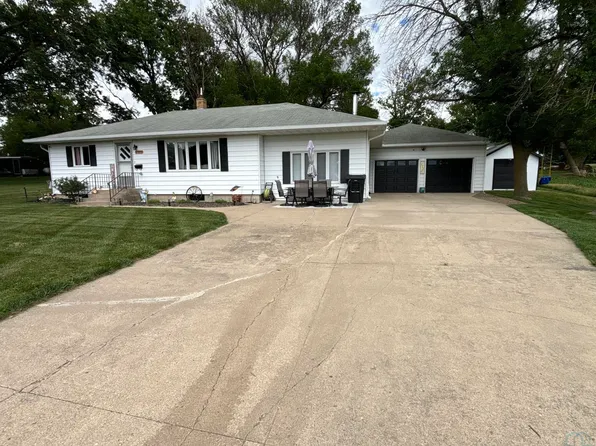 405 Milne St, Cushing, IA 51018