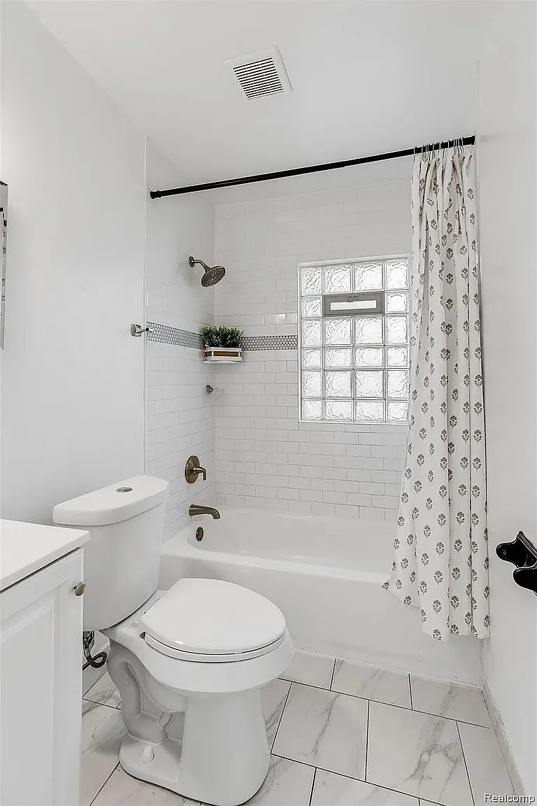 3 bed, 822 sqft, $1,750 — Photo 3