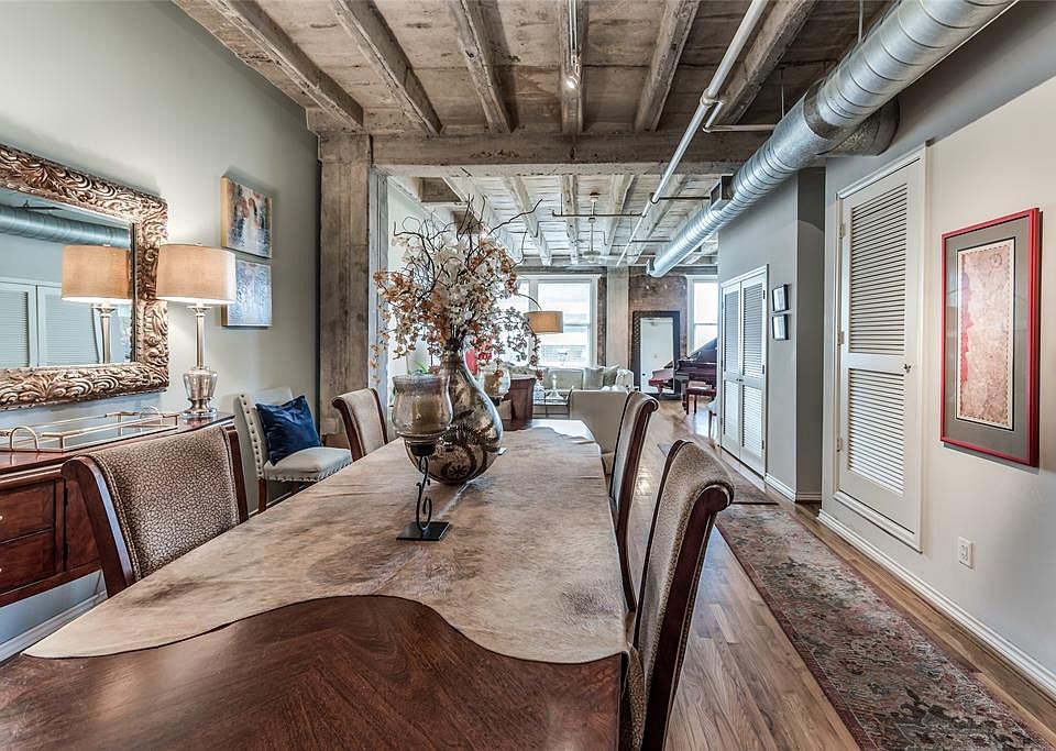 This oversized 1 bedroom at The Franklin Lofts has solid oak hardwood floors, exposed brick walls, exposed ductwork and soaring exposed cement ceilings throughout the unit. Huge, open Living/Dining, separate bedroom and Chef's Kitchen are just a few 