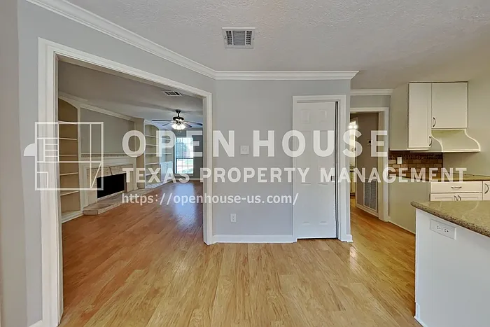 3918 Forest Village Dr — Photo 9