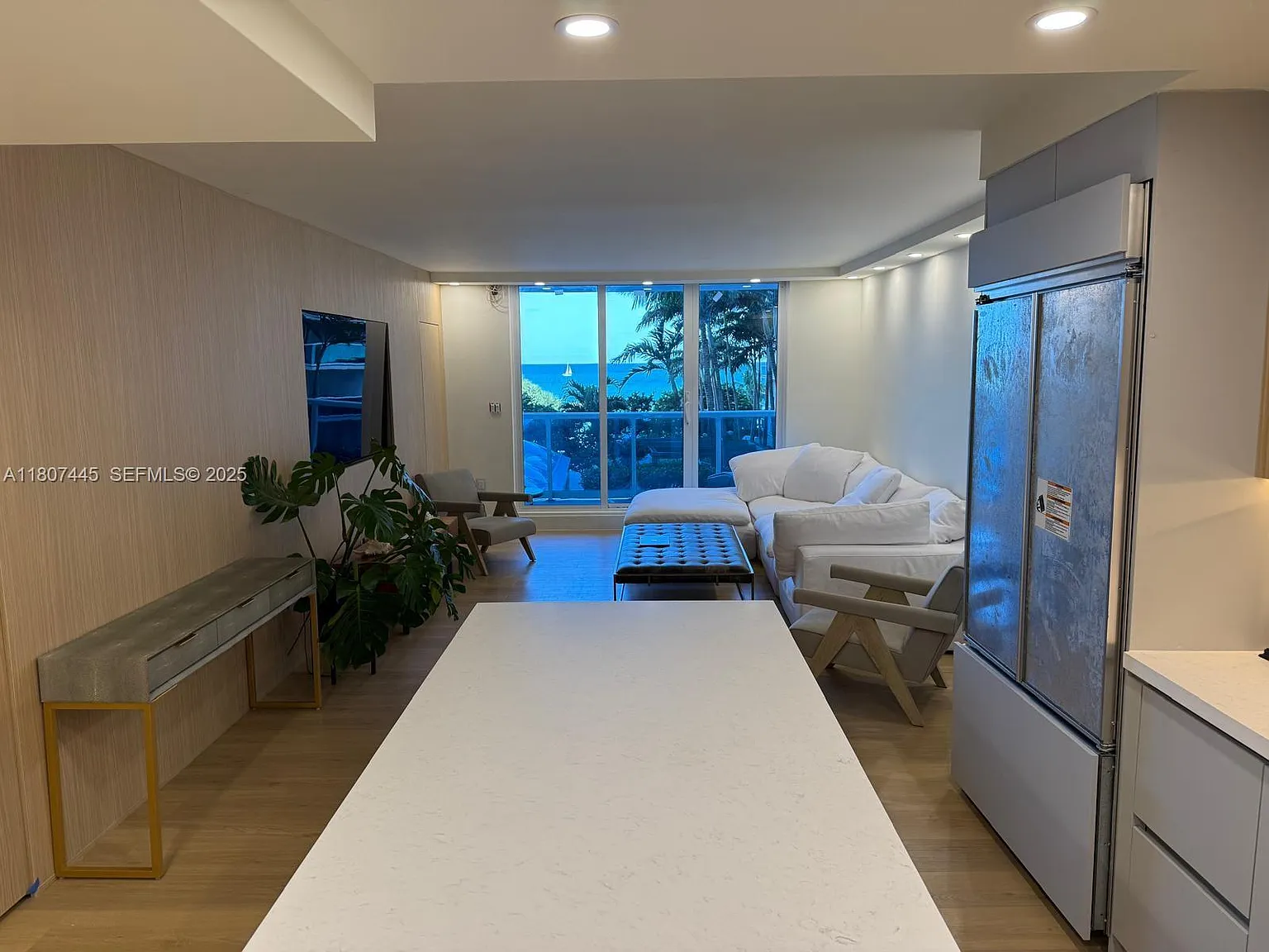 1 bed, 850 sqft, $7,995 — Photo 2