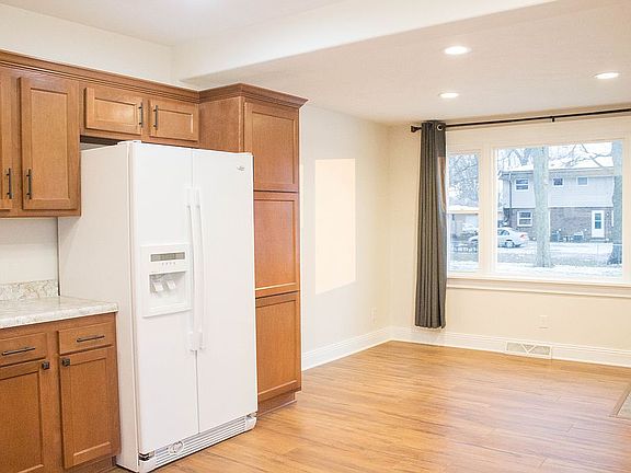 Kitchen eat-in area
